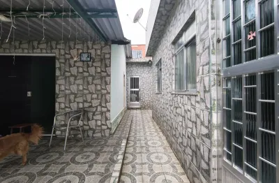 Ótima oportunidade, inclusive de financiamento, casa com 2 varandas e área de serviços.