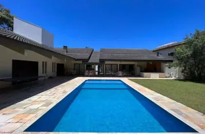 Casa de condomínio térrea para venda possui 620 metros quadrados com 4 quartos