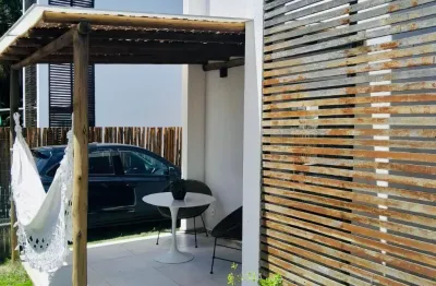Casa com 2 suítes e jardim em condomínio com piscina!