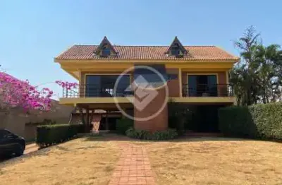 Vende-se sobrado mobiliado alto padrão na regiao central de chapada dos guimarães (mt) - 800 m² de terreno - 7 quartos sendo 2 suítes - 3 andares - valor: r$ 2.000.000,00 codigo: 104043