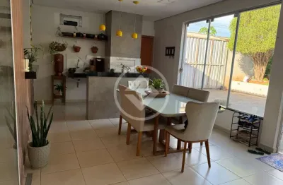 Casa térrea com 3 quartos amplos sendo 2 suítes, casa com planejados, recém reformada, toda no blindex e climatizada, quintal amplo. codigo: 110258