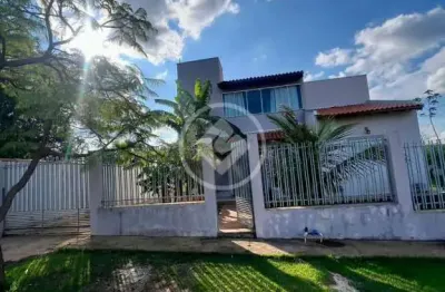 Casa sobrado em chapada dos guimarães   1. este charmoso sobrado apresenta 3 quartos, incluindo uma suíte aconchegante  2. desfrute do seu próprio quintal, um espaço para relaxar e apreciar a natureza