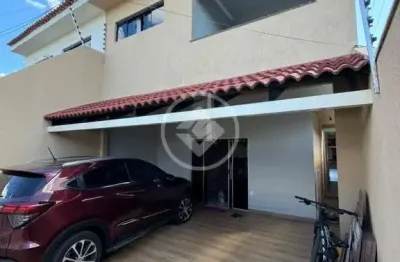 Lindo sobrado em várzea grande - mt com 179m2 de área construída. sala de estar, sala de jantar, cozinha com planejados, 03 quartos sendo 01 suíte com sacada, lavabo, banheiro social, espaço gourmet e