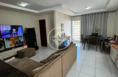 Se você busca um lar aconchegante e bem localizado, esse lindo sobrado atrás do shopping estação e  perfeito para você e sua familia! localizada em rua tranquila, essa casa oferece um ótimo espaço int