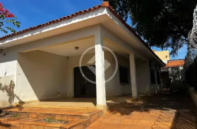 Vende-se casa térrea de esquina no bairro goiabeiras - 410 m² de terreno / 250 m² de construção - já com armários - cuiabá (mt) - valor de venda: r$ 850.000,00 codigo: 126288