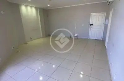 Vende-se ampla sala comercial no edifício work tower - andar baixo - 60 m² - c/ banheiro, copa e sala menor - bairro centro-sul - cuiabá (mt) - valor: r$ 260.000,00 codigo: 126332