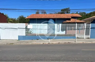 Ampla casa no bairro village flamboyant, 3 quartos sendo 1 suíte, escritório, ampla sala, cozinha com móveis planejados, piscina, área gourmet com churrasqueira, canil, lavanderia, 32 placas de energi
