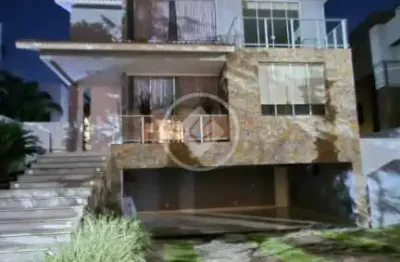 Casa mobiliada, garagem para 6 carros, frente imponente, pé direito duplo e alto, cozinha e sala integrados, espaço gourmet, 4 suítes, 3 suítes máster,  escritório, brinquedoteca/suíte, luxo, requinte