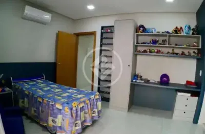 Lindo sobrado em condomínio belvedere 2, moveis planejados energia solar(1200kw/h), 4 quartos, sendo 2 suítes master com closet, sala de estar ampla e elegante, sala de jantar integrada, espaço gourme