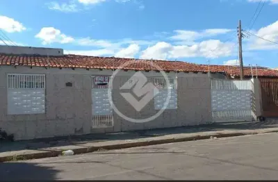 Casa no bairro cpai, com 3 quartos sendo 2 suítes dentro da casa e 1 na parte externa, cozinha , garagens para 3 carros de  ótima localização codigo: 157325