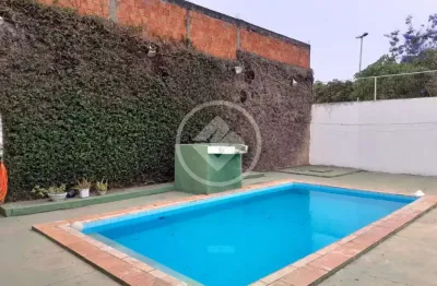 Sobrado com uma área de 428,35 m2 ,contendo 02 salas, 03 suítes na parte superior, sendo 02 com sacada, varanda, cozinha, área de serviço, piscina ,01 quarto no térreo, 01 lavabo e garagem para 3 carr
