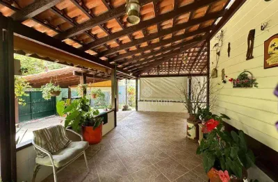 Casa com 4 dormitórios à venda, 211 m² por r$ 910.000,00 - albuquerque - teresópolis/rj