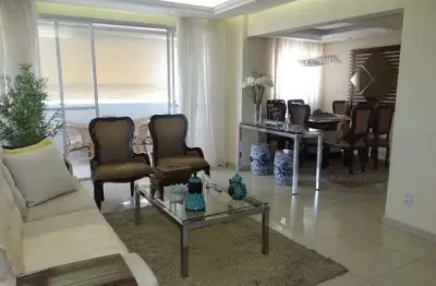 Cobertura triplex com 6 dormitórios sendo 3 suítes no bairro do farol com 220m²
