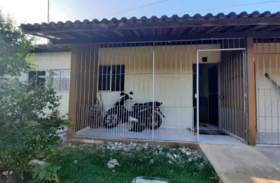 Casa localizada em condomínio fechado, tendo 2 quartos na cidade universitária