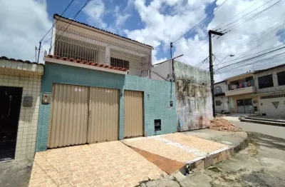 2 casas (térreo e 1° andar) disponíveis á venda no bairro de petrópolis - 220m²