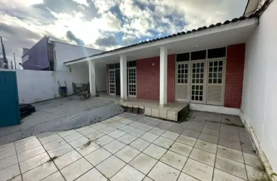 Casa comercial com 5 dormitórios sendo 2 suítes no bairro da mangabeiras - 305m²