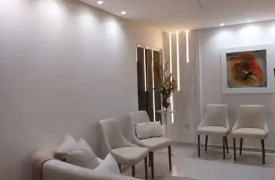 Casa triplex com 4 quartos incluindo uma suíte, localizado no bairro do antares.