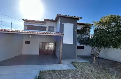 Casa duplex com 5/4 sendo duas suítes, localizado no bairro do jacintinho.