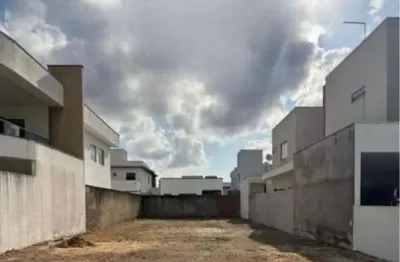 Terreno Nascente em Condomínio Fechado no Bairro do Antares - 240m²