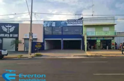 Galpão de 230 m² na avenida principal, com mezanino e 3 vagas frontais.