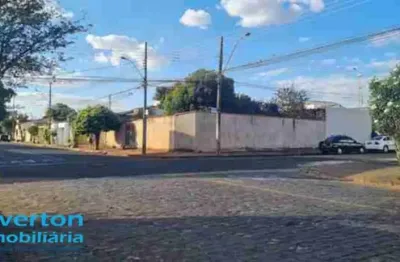 Terreno de esquina (avenida belo horizonte com rua caxambu) com 377 m² e casa antiga, bem construída..