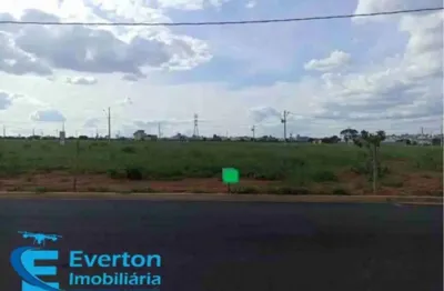 Terreno com pequena inclinação e sem construções nas imediações