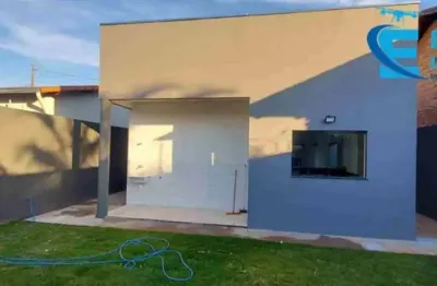 Casa moderna, com 2 quartos (um suíte) e cozinha e sala integradas.