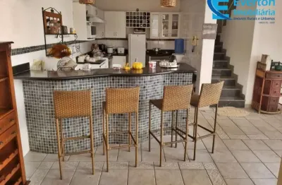 Lindo sobrado para morar! localizado no bairro fundinho!