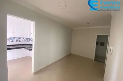 Prédio com elevador, 2/4 (1 suíte), 1 vaga, apto da frente e com sacada.
