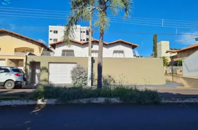 Casa em ituiutaba com 257 m2, com 2 salas (uma com alpendre e sacada), 3 quartos (1 suíte), 4 vagas, área gourmet completa e piscina.