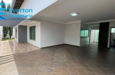 Casa térrea de 180 m², muito bem construída, com 3 quartos (1 suíte), 2 vagas, em terreno de esquina.