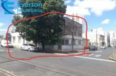 Casa com terreno 20,2 x 13,2, 3 quartos, sala, cozinha, banheiro, área de serviço, mais um sobrado ao lado na esquina, imóvel com a mesma matrícula
