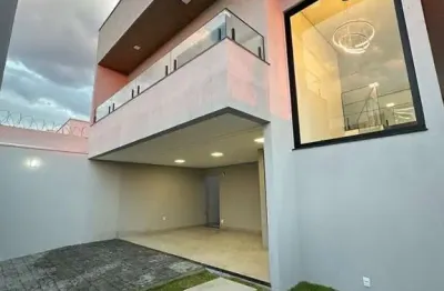Casa de alto padrão, com 3 suítes, escritório, salas de tv e jantar com pé direito duplo e 3 vagas.