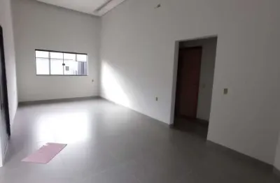 Casa com 3 quartos (1 suíte), cozinha com bancada em ilha, 2 vagas de garagem, em bairro planejado.