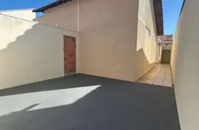 Casa no bairro pacaembu com 74 m² de área construída e 137 m² de terreno,  2 quartos, sala ampla, banheiro, cozinha, lavanderia, garagem para 2 carros