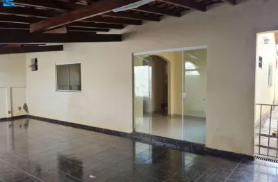 Casa térrea de 160 m² com 2 salas, 2 quartos (1 suíte), copa, cozinha, área gourmet, quintal, edícula e 2 vagas cobertas..