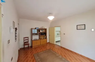 Casa de 3 quartos, bem localizada no bairro osvaldo resende, com cozinha separada e uma vaga de garagem..