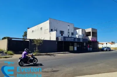 Cômodo comercial de 170 m² e 2 aptos no pavimento superior.
