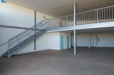 Galpão bem localizado, de 388 m², com mezanino de 60 m² e estacionamentos na porta de 48m².