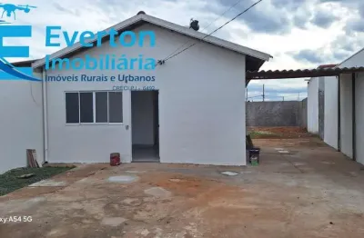 Casa reformada, 50 m² área construída, terreno 241 m², 2 dormitórios, sala, banheiro social, cozinha, área de serviço coberta.