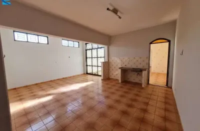 Casa de 204 m², em terreno de 360 m², com 5 quartos (1 suíte), com 3 salas, vagas para até 4 carros.