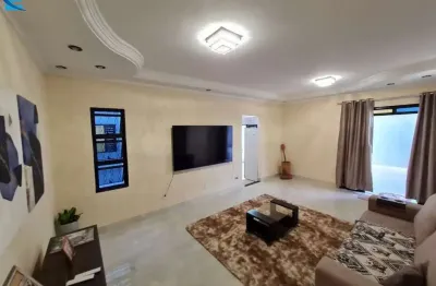 Casa de esquina, bem localizada, com 3/4 (2 suítes), sala ampla, cozinha conjugada com sala de jantar, 3 vagas.