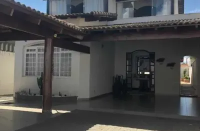 Sobrado c/580 m² área construída, 3 suítes, hall de entrada e escada, salas de tv e jantar, 5 banheiros, área gourmet, lavanderia, 7 vagas garagens