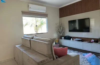 Excelente casa de 118 m², com 3/4 (1 suíte), sala em 2 ambientes, 3 vagas de garagens e quintal.