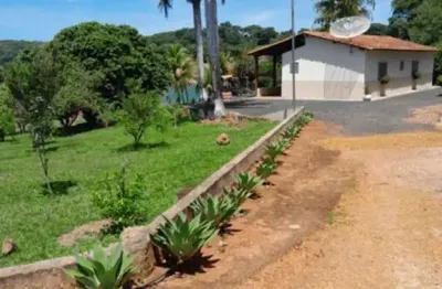 Chácara de Tirar o Fôlego à Venda em Cascalho Rico-MG: Ideal para Pescaria e Descanso! 2 Quartos, 1 Suíte, 120 Hectares.
