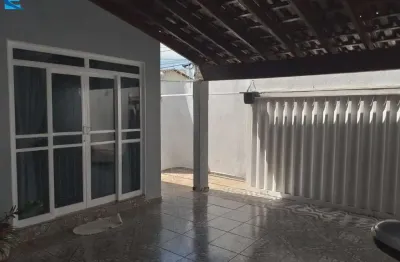 Excelente casa com 3/4 sendo 1 suíte, 2 salas, área gourmet completa, piscina e 4 vagas de garagem.