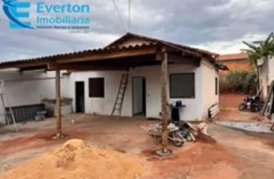 Casa em ótimo estado de conservação, 2 quartos, sala, cozinha, banheiro social, área de serviço, varanda e quintal enorme que permite ser aumentada.