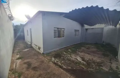 Casa bem localizada no bairro osvaldo rezende, com 3 quartos, garagem e quintal.
