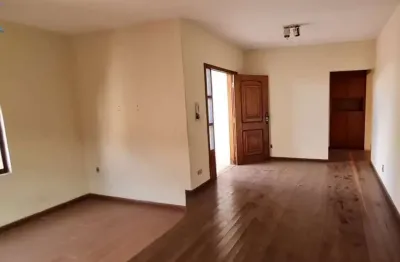 Casa com 3 quartos piso taboa corrida, suite, garagem, cômodo de comercio na esquina