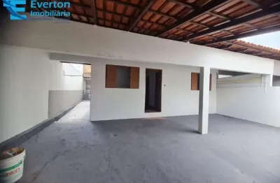 4 casas, sendo 1 com 3 quartos e 3 vagas, 3 de 1 quarto, em terreno de 300 m², todas de laje.